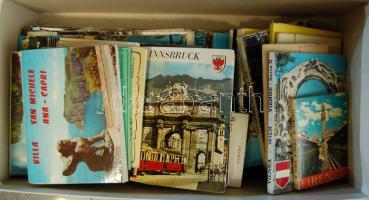 Kb. 160 modern főleg külföldi, futott képeslap bélyeggel, hozzá 17 kisméretű fotó leporelló vagy sorozat külföldi városokról, érdekes vegyes anyag