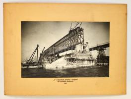 1946 Budapest, K hídszerkezet szerelése a déli összekötő hídnál, nagyméretű fotó, kartonra ragasztva, feliratozva, 25×39 cm