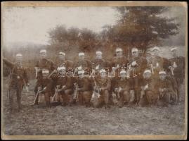 cca 1914-1918 Katonák fegyverrel, csoportkép, fotó, kartonra ragasztva, 18×24 cm