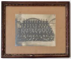 cca 1910 A 118. sz. rendőrőrs, csoportkép, fotó, üvegezett fa keretben, 16×21,5 cm