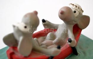 Ifjú házas egérkék, kisplasztika, 9,5×6,5×6,5 cm