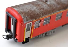 Kis játékvasút tétel, növények, sínek, kocsik, 9 db