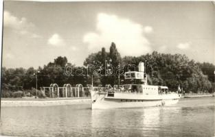 9 db MODERN balatoni hajó motívumos képeslap, 3 db egyformával / 9 modern Hungarian motive postcards...