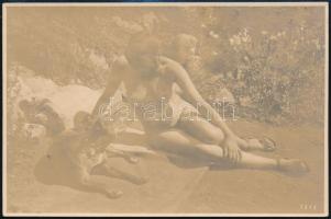 cca 1930 Kutyával a parton, szolidan erotikus fotó, 11x17 cm