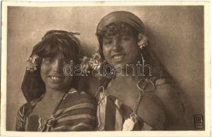 4 db RÉGI motívumos képeslap; folklór, erotika / 4 pre-1945 motive postcards; nude women, folklore