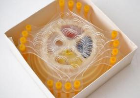 Logi. Háromdimenziós logikai retró társasjáték, eredeti dobozában, egy dobkocka hiánnyal, kék korong...