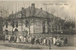 Budapest XVI. Mátyásföld, Állami elemi iskola, gyerekek a kerítés előtt. Kiadja Varga Sándor (fa)