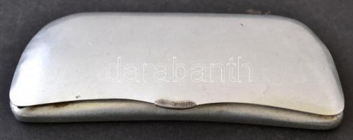 Régi szemüveg, a szára sérült, fém tokban