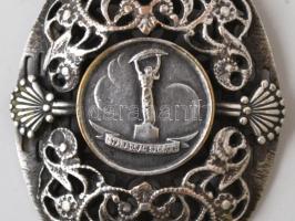 1 db fém kitűző és 1 db fém medál + 2 db ezüst (Ag.) gyűrű, jelzés nélkül, méret: 55 ill. 59, összes...