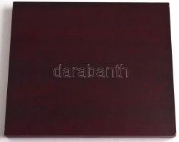 Fa éremtartó doboz, 6db férőhellyel, részben párnázott belső kárpittal. Használt, jó állapotú. A tok...