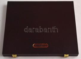 "GÖDE" fa éremtartó kazetta, összesen 12 férőhellyel, használt állapotban