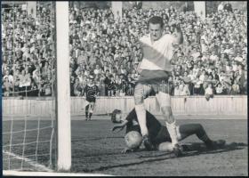 cca 1965 Albert Flórián (1941-2011), az FTC csatára, válogatott labdarúgó kicselezi a kapust, eredeti fotó, 16×23 cm