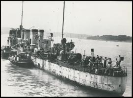 1916. szeptember, A K.u.k. SMS Orjen rombolót a kikötőbe vontatják, az 1980-as években eredeti negatívról előhívott másolat, hátoldalon feliratozva, 18×13 cm