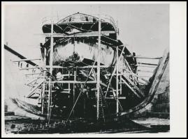1887 Építik a K.u.k. Kronprinz Erzherzog Rudolf páncélos hajót, az 1980-as években eredeti negatívról előhívott másolat, hátoldalon feliratozva, 18×13 cm