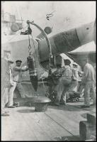 cca 1916 Ágyúlövedékeket helyeznek át egy K.u.k.-s csatahajón, az 1980-as években eredeti negatívról előhívott másolat, hátoldalon feliratozva, 18×12 cm
