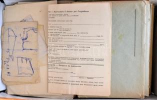 Vegyes papírrégiség tétel: egészségügyi könyv, értesítő, stb., egy cipősdoboznyi, átnézésre érdemes ...