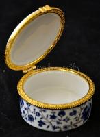 Porcelán ékszeres dobozka fém szerelékkel, matricás, jelzés nélkül, d: 6,5 cm