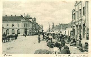1926 Mohács, Király út, Korona szálloda, piac utcai árusokkal, Weiller és Lévai üzlete