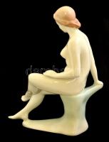 Aquincumi ülő akt, kézzel festett, jelzett, apró kopásokkal, m: 22 cm