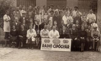 Budapest VII. Elemér utca 42. (ma Marek József) Rádió Cipőgyár dolgozói aranyéremmel kitüntetve táblával. photo (EK)
