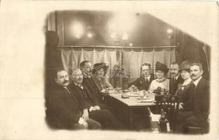 1913 Budapest I. Alagút utca, Philadelphia kávéház, italozó úri vendégek. photo