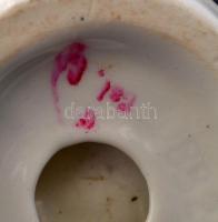 Porcelán kiscsibe, kézzel festett, jelzés nélkül, apró kopásokkal, m: 11,5 cm