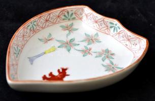 Zsolnay pajzsos tálka, kézzel festett, jelzett, apró kopásokkal, 9,5×8 cm