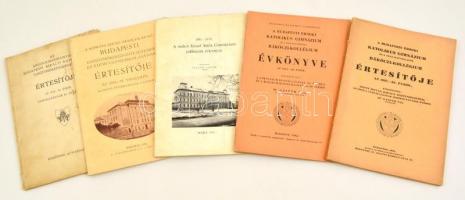 1935-1971 5 db iskolai értesítő:  1935 Soproni Szent Orsolya-Rend Budapesti Tanítóképző-Intézetének és Elemi Leányiskolájának értesítője az 1934-1935. tanévéről, az iskola fennállásának 4. évében.   1935-1936 Az Angolkisasszonyok Budapesti Királyi Katolikus Tanítóképzőjének értesítője az 1935-36. évről fennállásának 81. évében. Foltos borítóval, a könyvtest részben elvált a borítótól.   1938-1942 A Budapesti Érseki Katolikus Gimnázium és a vele kapcsolatos Rákóczi-Kollégium értesítője az 1937-1938. évről/az 1941-42. évről.  1971 A makói József Attila Gimnázium jubileum évkönyve. 1895-1970.