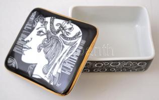 Hollóházi Szász Endre által tervezett bonbonier, matricás, jelzett, apró kopásokkal, 9×7,5×4 cm