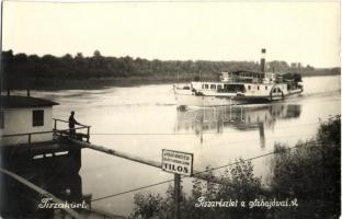 Tiszakürt, Tisza részlet a Tahi gőzüzemű oldalkerekes személyhajóval. "A hajó kikötése előtt a hídra lépni tilos" tábla. photo