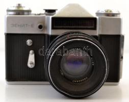 Zenit-E fényképezőgép, Helios-44 2/58 objektívvel, eredeti bőr tokjában, működőképes állapotban. /Vintage Russian camera, with original leather case, in working condition