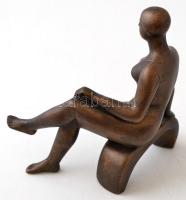 Marosán László (1916-1991): Ülő nő, bronzírozott műgyanta, jelzett, m: 20 cm