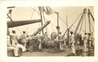 Torpedó beemelése egy osztrák-magyar csatahajó fedélzetére, matrózok / WWI Austro-Hungarian Navy K.u.K. Kriegsmarine mariners lifting a torpedo onto a battleships deck. photo (EK)