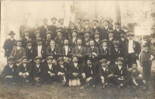1909 Kecskemét, az Újpesti Dalkör csoportképe a negyedik helyezettnek járó díjjal / Hungarian choirs group photo