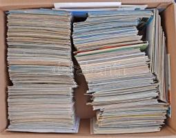Legalább 1.500 képeslap az 1950-2000-es évekből, főleg magyar és külföldi városképek, kevés üdvözlől...