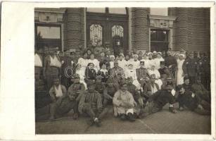 1915 Nagyvárad, Oradea; Hadikórház sérült katonái, ápolónői és orvosai / WWI K.u.k. military hospital with injured soldiers, nurses and doctors. photo (EK)