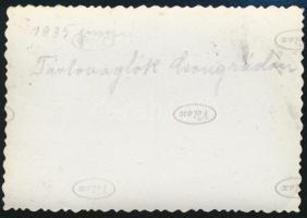 1935 Távlovaglók Csongrádon, hátoldalon feliratozott fotó, 6×8,5 cm