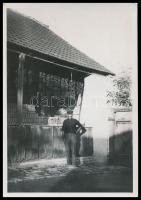 1934 Szeged, paprikaszárítás, hátoldalon feliratozott fotó, 6×8 cm