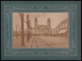 1908 Debrecen, Nagytemplom, utcakép, kartonra kasírozott fotó, feliratozva, 5×8 cm