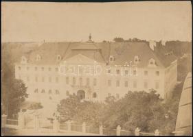 cca 1900 Kalocsai érseki palota, fotó kartonon, körbevágott, 17x24 cm.