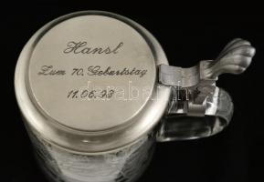 Vadászmotívumos üveg korsó, csiszolt, maratott, ón fedéllel, tetején ajándékozási sorokkal, apró kop...