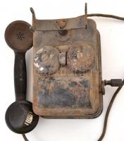 Régi kurblis csengős telefon, rozsdás