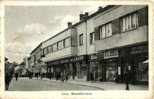 Léva, Levice; Mussolini utca, Popper, Fried Gyula, Neumann, Blau üzlete, Stühmer csokoládégyár fióküzlete, M. kir. dohányáruda, trafik. Hajdú foto / street view, shops, chocolate store, tobacco shop (fa)