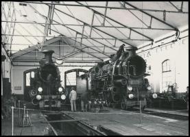 cca 1920-1940 Mozdonyok szerelőműhelyben, utólagos előhívás, 12×16 cm / locomotives, copy of vintage photo