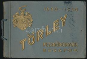 Törley Pezsgőborgyár Budafok 1880-1930. Bp.,(1930), Törley Pezsgőborgyár, (Monostory György-ny.), 32 sztl. lev. 51 fényképpel illusztrálva. Magyar, német és francia nyelvű bevezetővel és képfeliratozással. Kiadói zsinórfűzésű papírkötésben, a címlapon aranyozott, dombornyomású címfelirattal, címerrajzzal.  A Törley Pezsőgborgyár 50 éves jubileumára kiadott exkluzív képeskönyv, jó állapotban. 18x13 cm