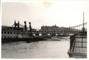 1944 Budapest, Erzsébet híd, Királyi vár a háttérben, Sanitätsschiff Szent Gellért (kórházhajó) / Hungarian hospital ship. photo