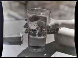 cca 1959 Krisch Béla (1929-?) kecskeméti fotóművész hagyatékából jelzés nélküli, vintage fotóművészeti alkotás (Egy pohár sör), 30x40 cm