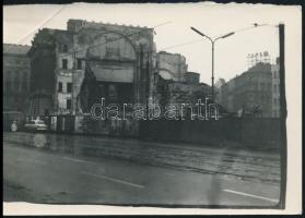 cca 1965 Budapest, a Nemzeti Színház bontása és a Blaha Lujza tér látképe 1966-ban, 5 db vintage fot...