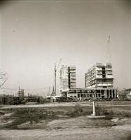 cca 1977 Kecskeméti városképek, régi és új épületek, városfejlesztési kordokumentumok, 21 db vintage...