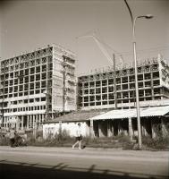 cca 1977 Kecskeméti városképek, régi és új épületek, városfejlesztési kordokumentumok, 21 db vintage...